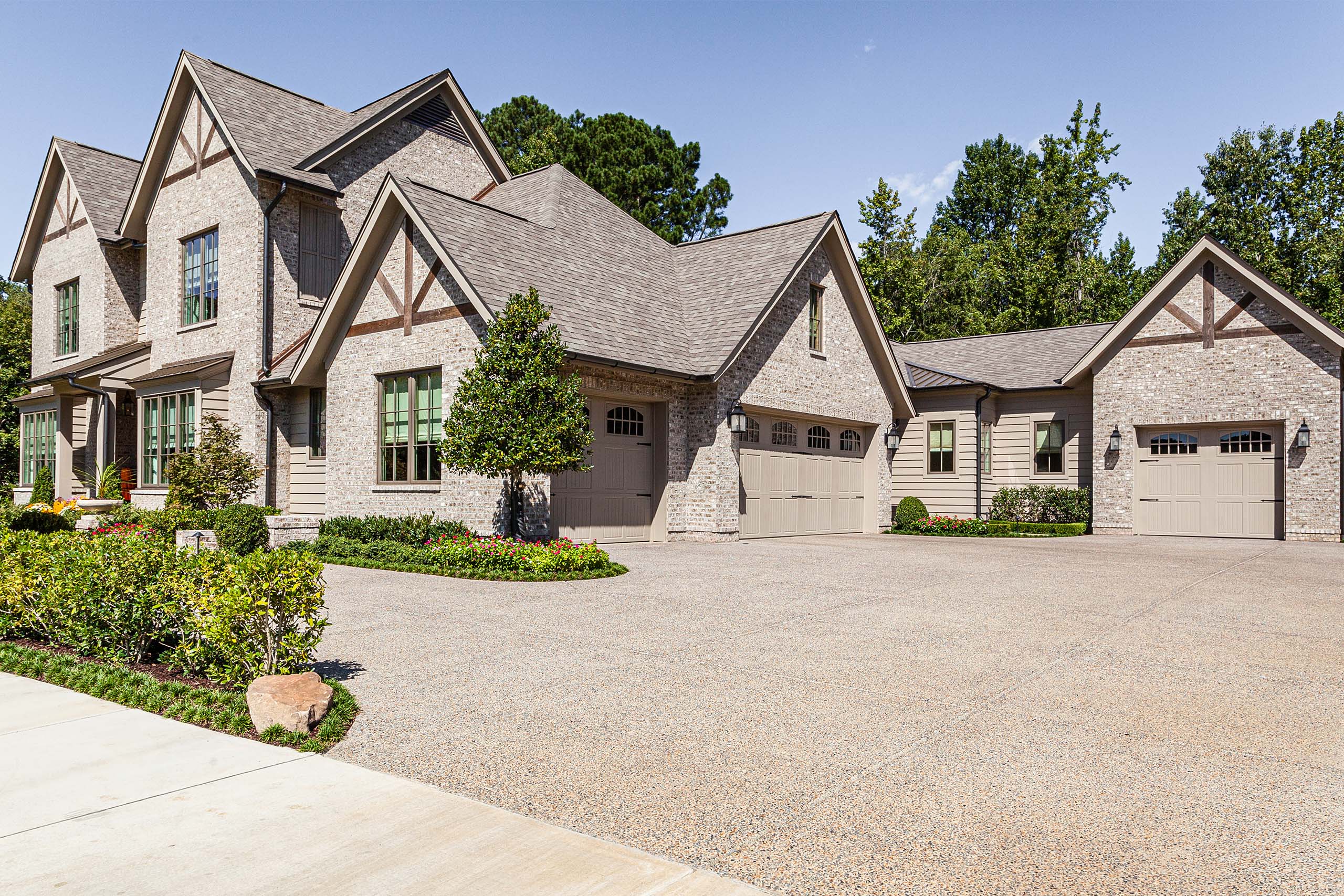 BRICK COLOR: FRASIER CANYON | MORTAR COLOR: CEMEX GRAY
ARCHITECT: LOONEY RICKS KISS | BUILDER: MAGNOLIA HOMES, INC.
MASON: BRICK SERVICES COMPANY, SERGIO PEREZ | PHOTOGRAPHER: NATE RENNER